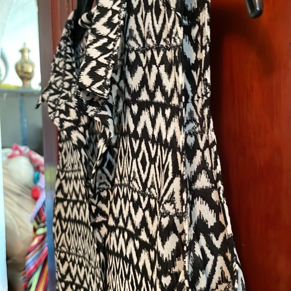 Preloved H&M sleeveless Black and white print top - Picture 5 of 6